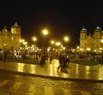 Vista nocturna de la Plaza de Armas de Cuzco.