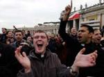 Alegría de los fieles congregados en la Plaza de San Pedro ante la elección de Ratzinger