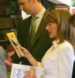 Los Príncipes de Asturias, en una caseta de la Feria del Libro de Madrid.