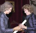 La Reina y Carmen Iglesias, en el acto de admisión de ésta en la RAE.