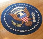 Una réplica del escudo que preside el piso del Despacho Oval.