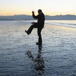 Un señor, haciendo tai-chi en Tahunani Beach (www.bucketfountain.com).