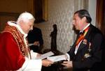 Francisco Vázquez presentando sus Cartas Credenciales ante Benedicto XVI