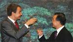 Zapatero brindando con Hu Jin Tao en su visita previa a China; entonces tampoco preguntó por los derechos humanos