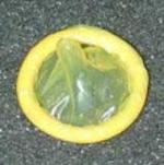 El preservativo como arma contra el SIDA, objeto de polémica