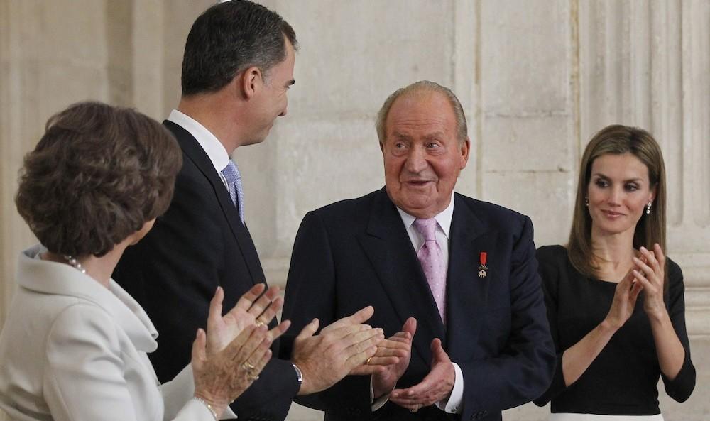 Felipe VI se baja el sueldo un 20% y Juan Carlos cobrará 60.0000 euros más  que la Reina Letizia - Libertad Digital
