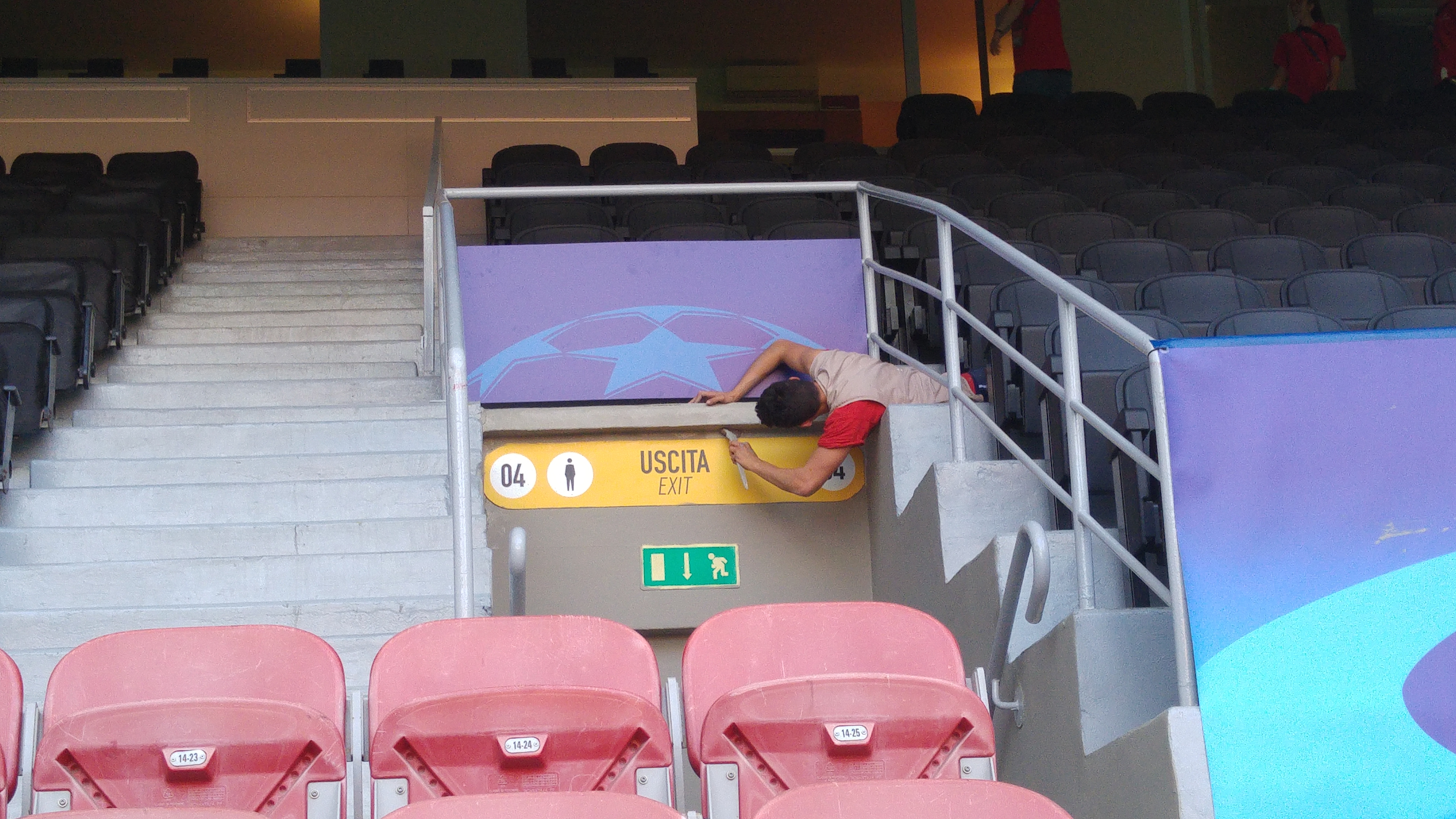 Un trabajador termina de pintar un acceso al campo. | DV