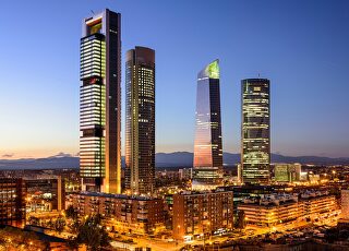 madrid_cuatro_torres_nochje_alamy.jpg