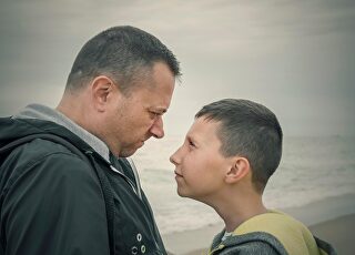 padre-hijo-enfadados-discusion.jpg