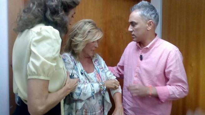 lydia-lozano-muestra-a-sus-companeros-su