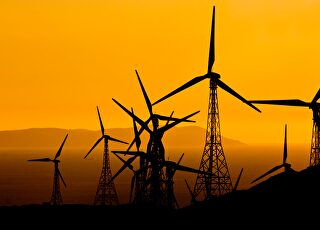 breezela-ciudad-de-tarifa-fue-una-de-las-pioneras-en-la-actividad-de-la-energia-eolica-sus-molinos-de-viento-forman-parte-de-un-panora.jpg