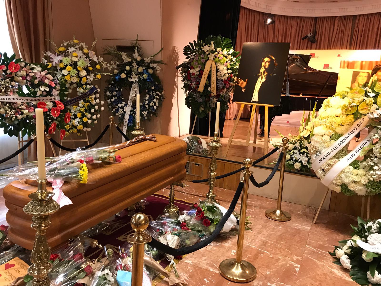 camilo-sesto-funeral-3.jpg