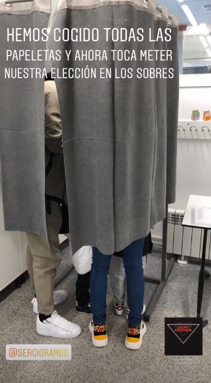 pilar-rubio-sergio-ramos-cabina-electora