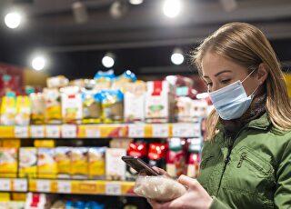 14052020-mujer-mascarilla-supermercado-coronavirus.jpg
