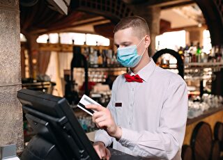 hosteleria-camarero-mascarilla-bar-cafeteria-restaurante.jpg