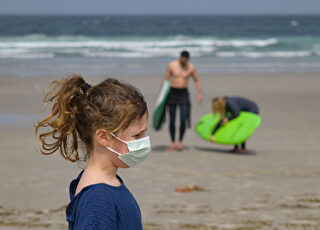 ninallevamascarillaplayadassalseirasabril2021municipiolaracha.jpg