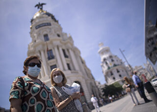 mujeres-mascarilla-gran-via-madrid-250621.jpg