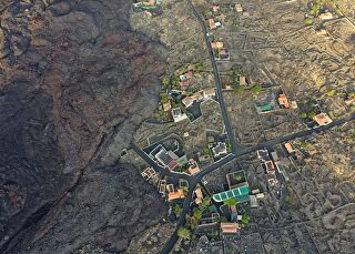 lava-cerca-casasvolcan-la-palma-051021.jpg