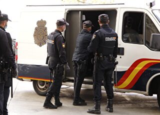 policia-nacional-furgoneta-agentes-091121.jpg