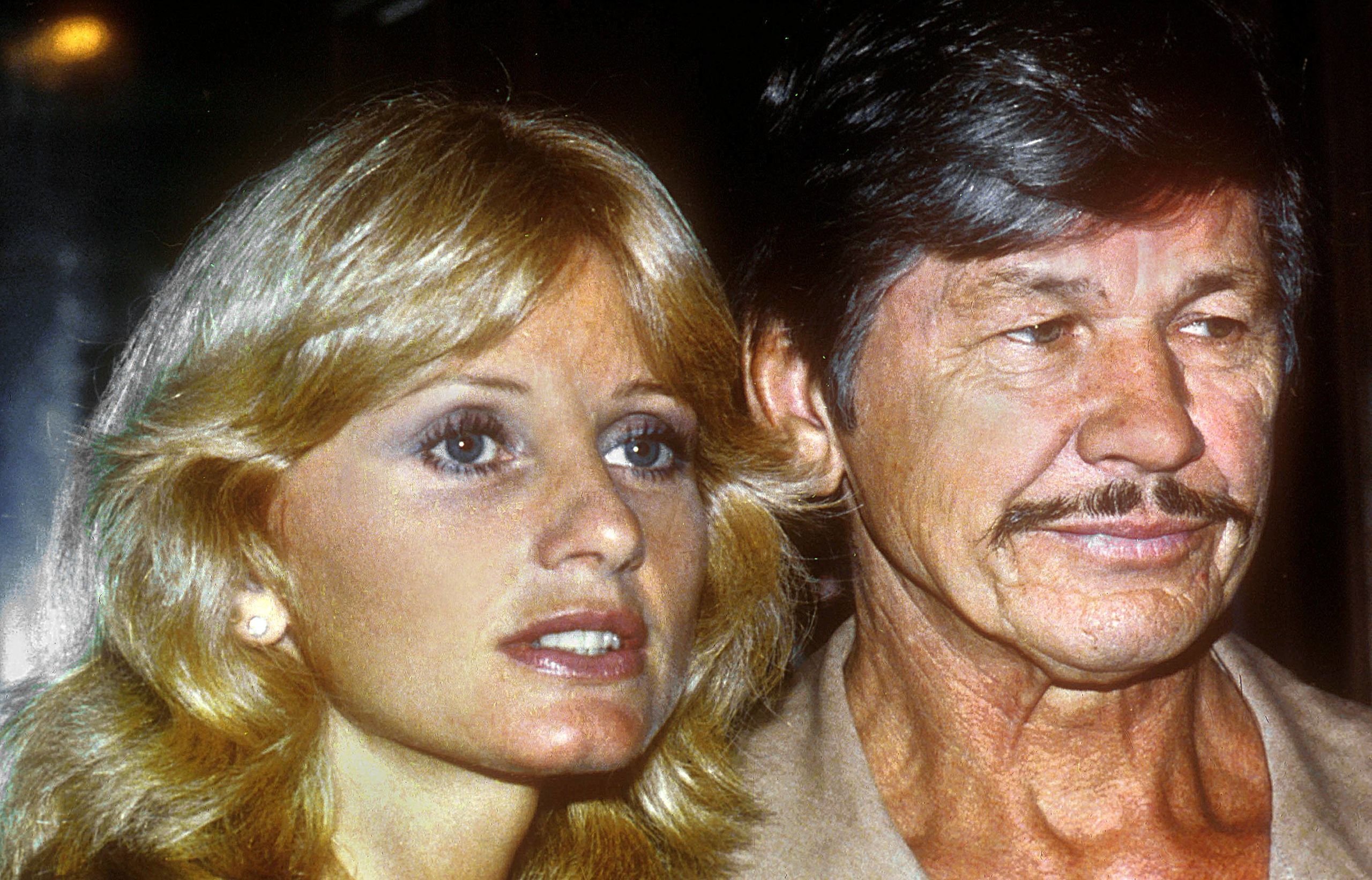 David McCallum presentó su mujer a Charles Bronson... y éste se la quitó -  Chic