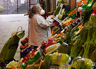 una-senora-con-mascarilla-comprando-en-el-mercado-de-triana-sevilla.jpg