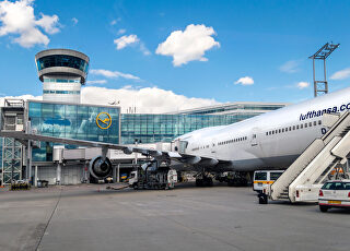 aeropuerto-internacional-de-frankfurt-con-un-avion-boeing-747-de-lufthansa-en-la-puerta-de-embarque.jpg