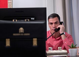 pedro-sanchez-ucrania-ordenador-telefono.jpg