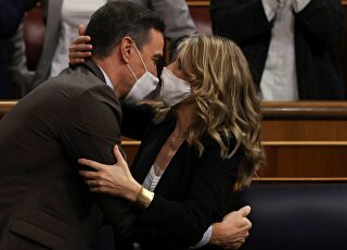 pedro-sanchez-yolanda-diaz-abrazo030222-recorte.jpg