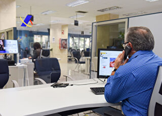 un-empleado-publico-durante-su-jornada-laboral-en-la-oficina-de-la-agencia-estatal-de-la-administracion-tributaria.jpg