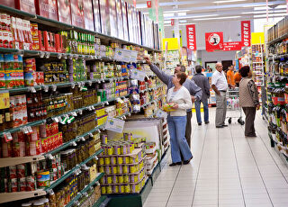 clientes-comprando-en-el-carrefour.jpg