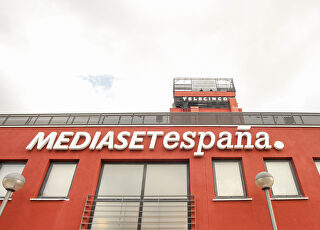 cartel-de-mediaset-espana-en-la-sede-de-telecinco-en-madrid-espana.jpg