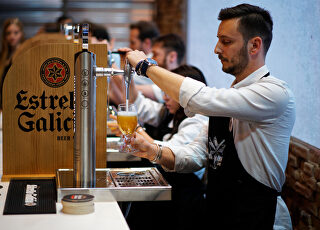 trabajador-sirviendo-una-cerveza-estrella-galicia.jpg