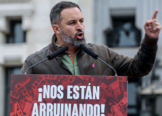europapress-4326658-lider-vox-santiago-abascal-interviene-protesta-lema-frente-atraco-luz-recorte.jpg