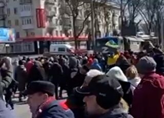 manifestantes-ucranianos-obligan-a-retroceder-a-las-tropas-rusas-6878820.jpg