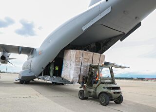 fuerzas-armadas-a400m-cargando-material-260621.jpg