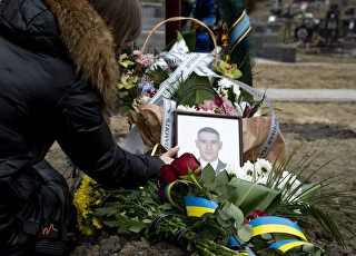 mujer-acaricia-foto-soldado-ucraniano-muerto-en-cementerio-lviv-13-de-marzo-070422-recorte.jpg