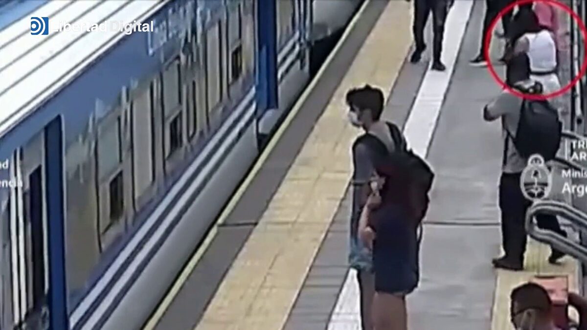 Una mujer salva milagrosamente su vida tras caer a las vías del metro ...
