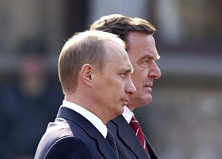 putin-links-gerhard-schroeder-weimar.jpg