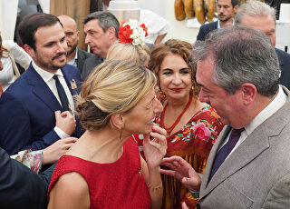 yolanda-diaz-espadas-montero-garzon-feria-abril.jpg