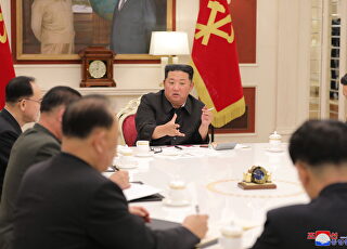 kim-jong-un-politburo-coronavirus-corea-norte-180522.jpg