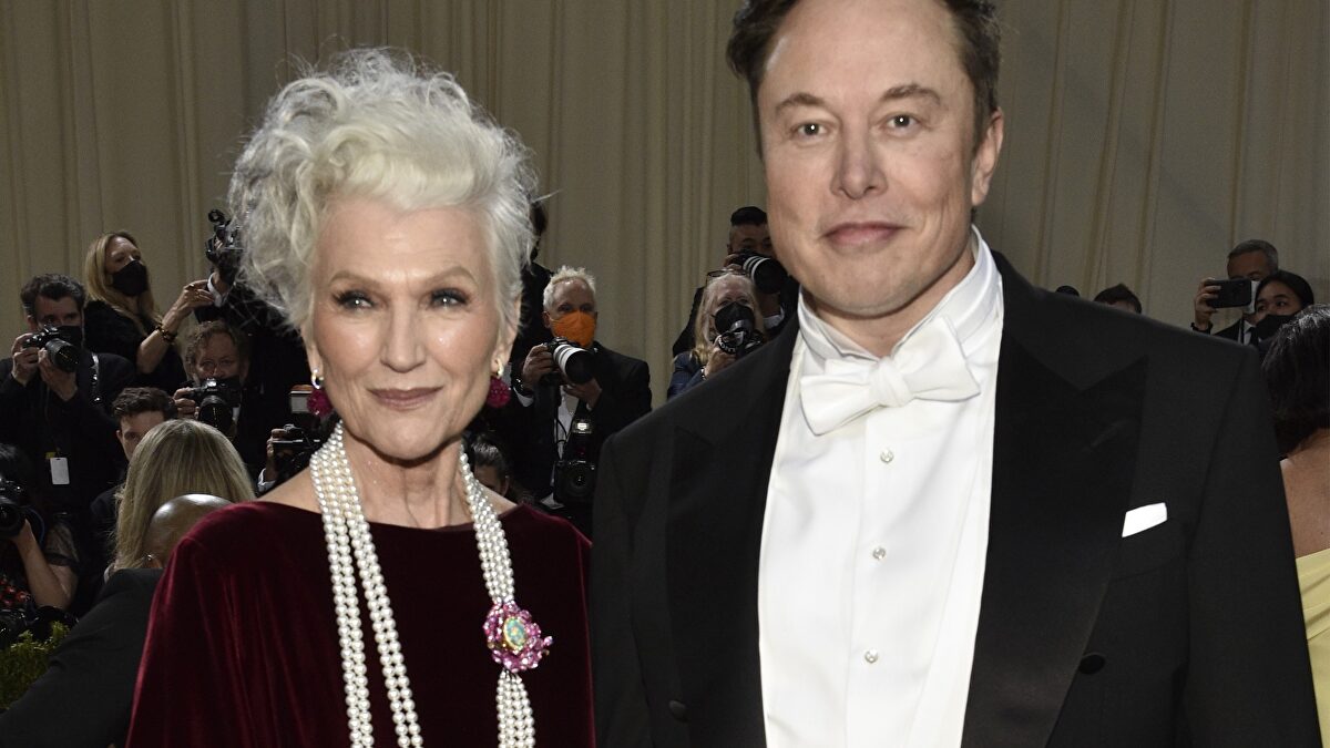 La madre de Elon Musk protagoniza la edición de trajes de baño de ...