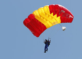 dia-fuerzas-armadas-salto-paracaidista-280522.jpg
