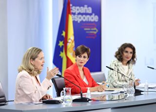la-vicepresidenta-primera-y-ministra-de-asuntos-economicos-y-transformacion-digital-nadia-calvino-la-ministra-portavoz-isabel-rodriguez-y-la-ministra-de-hacienda-y-funcion-publica-maria-jesus-montero.jpg