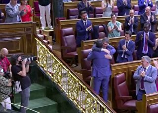 abrazo-pedro-sanchez-patxi-lopez-recorte.jpg