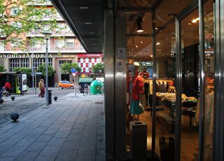 tienda-comercio-ropa-moda-escaparate.jpg