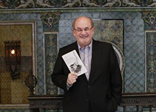 salman-rushdie-130822.jpg