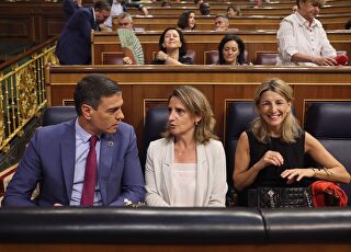 el-presidente-del-gobierno-pedro-sanchez-la-vicepresidenta-tercera-y-ministra-de-para-la-transicion-ecologica-y-el-reto-demografico-teresa-ribera-y-la-vicepresidenta-segunda-y-ministra-de-trabajo-y-economia-social-yolanda-diaz.jpg