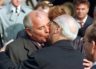 gorbachov-erich-honecker08101989.jpg