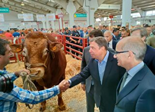 2-septiembre-2022-europapress-4656565-ministro-luis-planas-saluda-ganadero-feria-salamaq.jpg