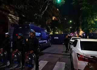 policias-vivienda-cristina-fernandez-kirchner010922-02.jpg